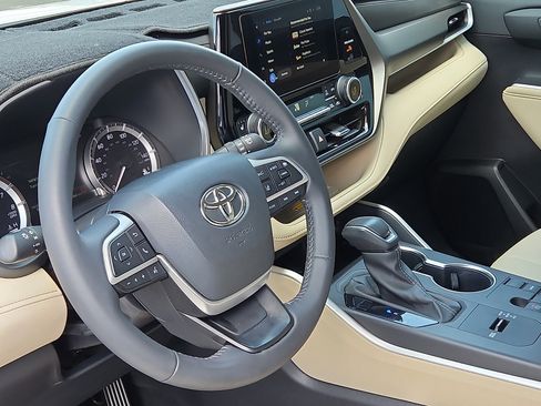 Used 2024 Toyota Highlander XLE FWD image 12