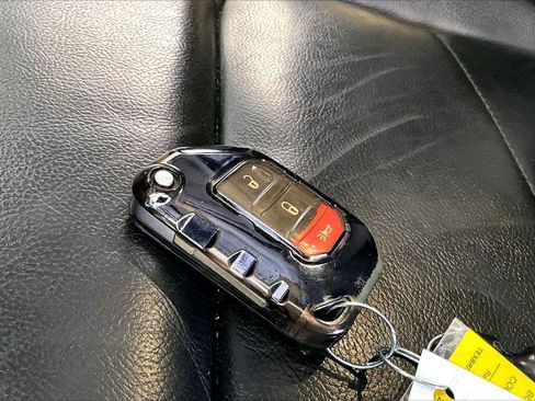 Used 2022 Jeep Wrangler Unlimited Sahara AWD/4WD image 19