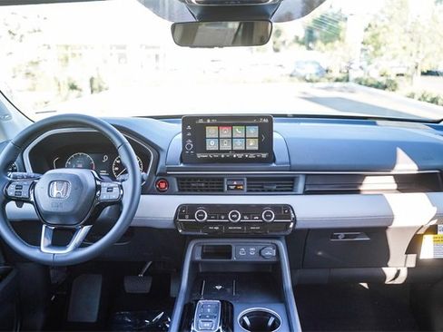 New 2025 Honda Pilot Touring image 17