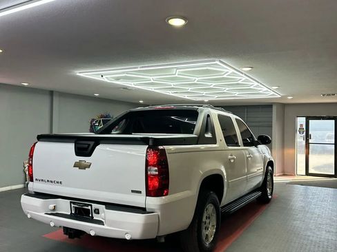 Used 2011 Chevrolet Avalanche LT image 6