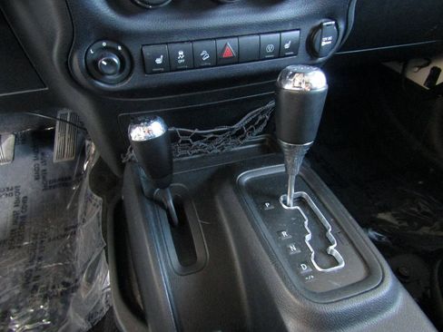 Used 2017 Jeep Wrangler Unlimited Sahara AWD/4WD image 17