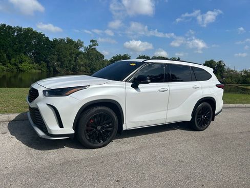 Used 2023 Toyota Highlander XSE FWD image 2
