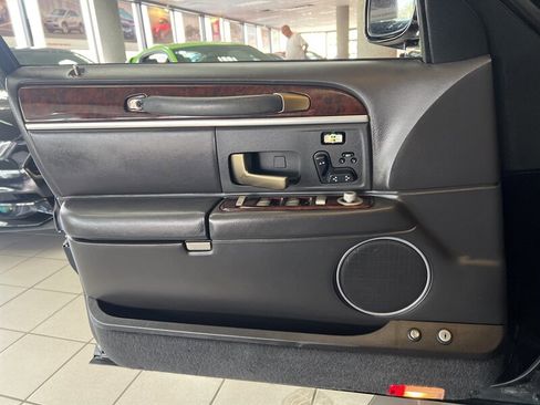 Used 2009 Lincoln Town Car Signature Limited image 15