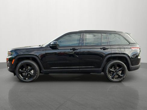 Used 2023 Jeep Grand Cherokee Limited w/ Black Appearance Package AWD/4WD image 4