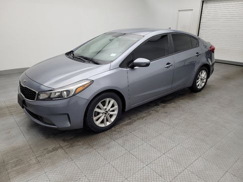 Used 2017 Kia Forte S image 2