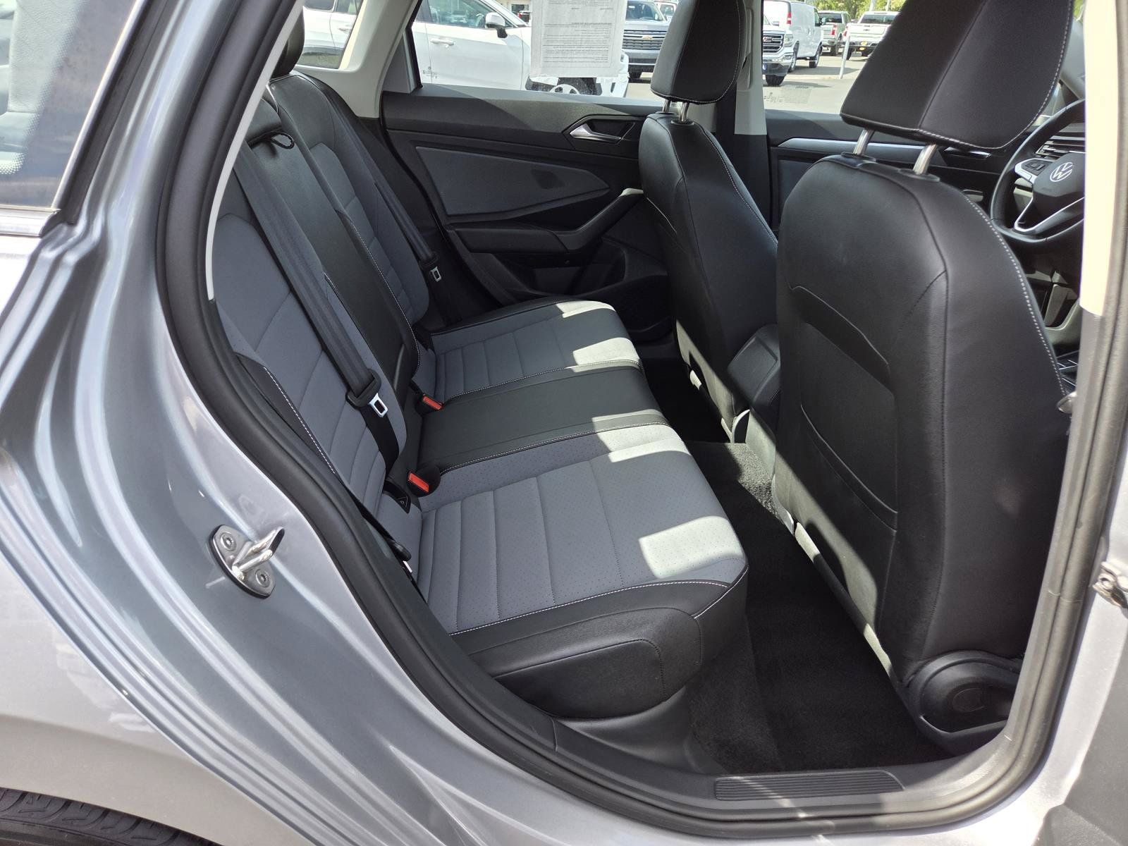 Used 2025 Volkswagen Jetta SE FWD image 18