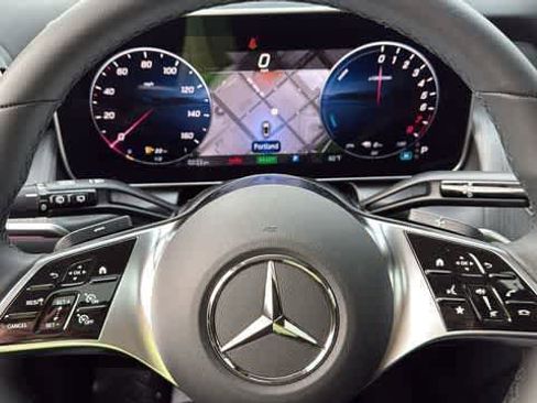 Used 2025 Mercedes-Benz GLC 350e 4MATIC image 17