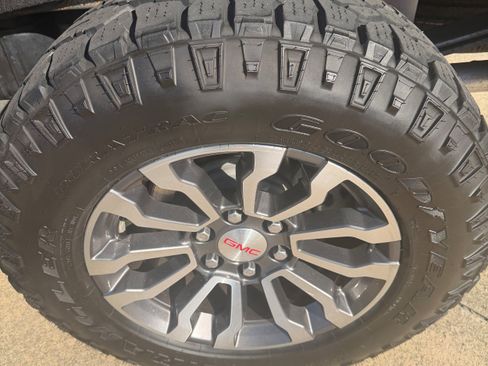 Used 2019 GMC Sierra 1500 AT4 w/ AT4 Premium Package image 9