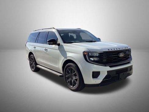 Used 2026 Ford Expedition Platinum w/ Stealth Appearance Package AWD/4WD image 2