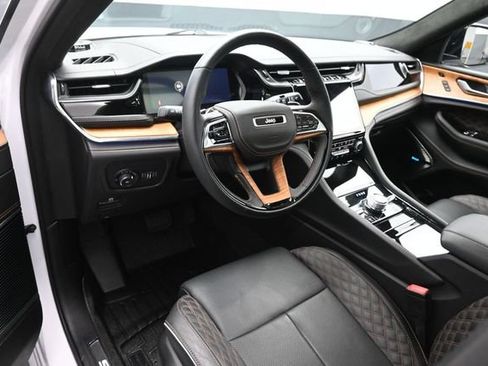Used 2023 Jeep Grand Cherokee L Summit AWD/4WD image 9