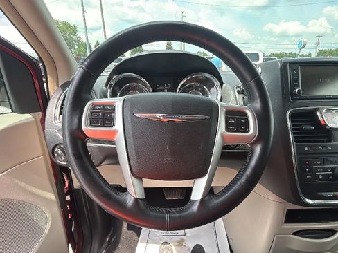 Used 2016 Chrysler Town & Country Touring w/ Driver Convenience Group FWD image 21