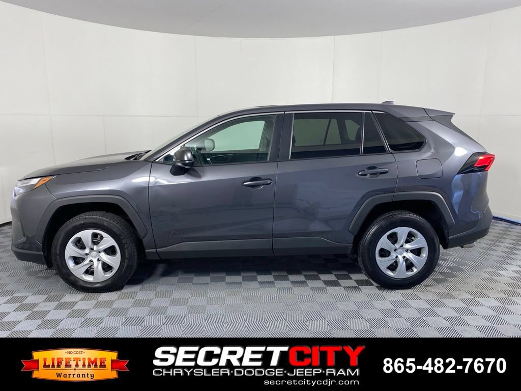Used 2023 Toyota RAV4 LE AWD/4WD image 4
