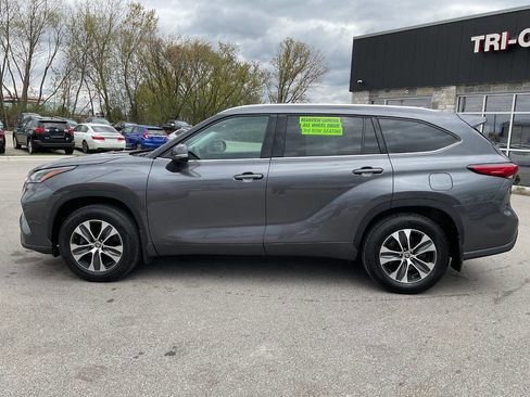 Used 2021 Toyota Highlander XLE AWD/4WD image 3