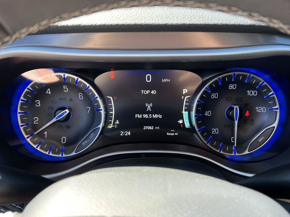 Used 2025 Chrysler Pacifica Select AWD/4WD image 7