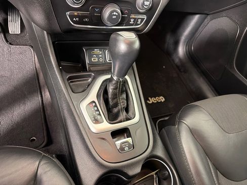 Used 2018 Jeep Cherokee Latitude Plus FWD image 19