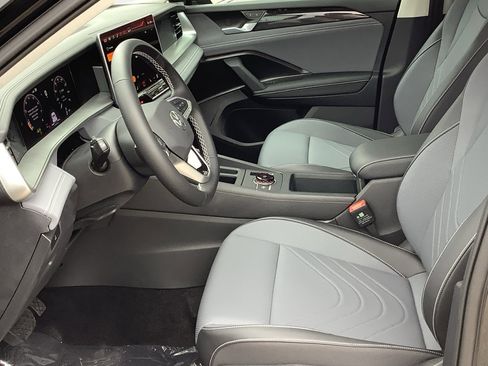 New 2026 Volkswagen Tiguan SE FWD image 26