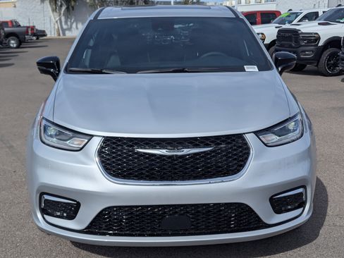 New 2026 Chrysler Pacifica Limited image 6