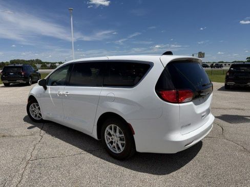 Used 2023 Chrysler Voyager LX FWD image 7