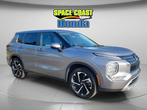 Used 2022 Mitsubishi Outlander SE image 1