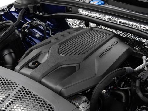 Certified 2025 Porsche Macan AWD/4WD image 28