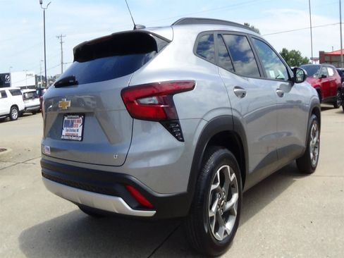 Used 2025 Chevrolet Trax LT w/ LT Convenience Package FWD image 6