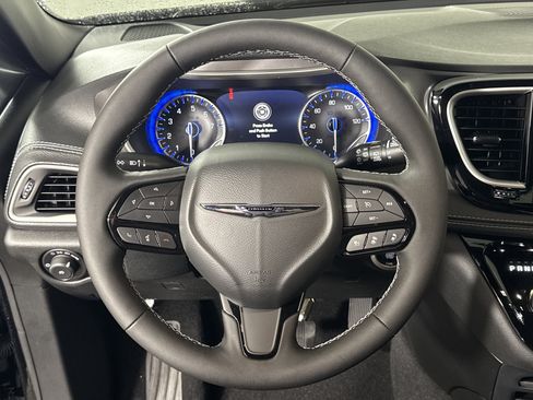New 2026 Chrysler Pacifica Select image 16