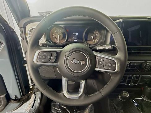 Used 2025 Jeep Wrangler Unlimited Sahara AWD/4WD image 11