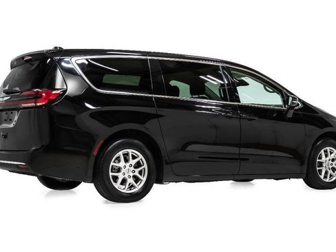 Used 2024 Chrysler Pacifica Touring-L FWD image 3