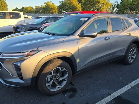 Used 2025 Chevrolet Trax LT FWD image 14