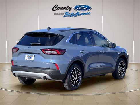 Used 2025 Ford Escape SE w/ PHEV Premium Package image 9