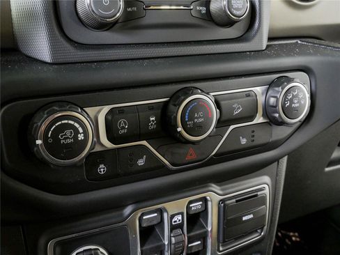 Used 2018 Jeep Wrangler Unlimited Sport S AWD/4WD image 14