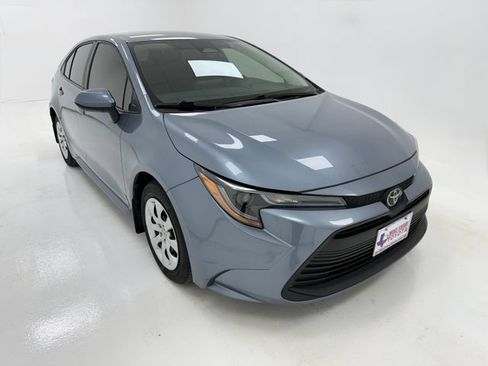 Used 2025 Toyota Corolla LE FWD image 2