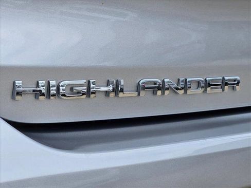 Used 2023 Toyota Highlander LE AWD/4WD image 17