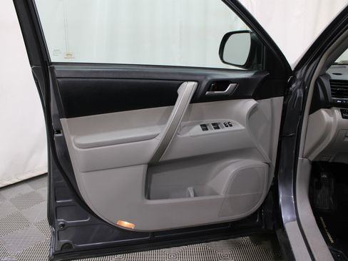 Used 2012 Toyota Highlander SE image 6