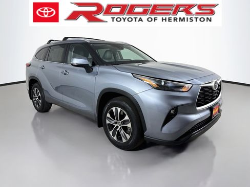 Used 2023 Toyota Highlander XLE AWD/4WD image 1