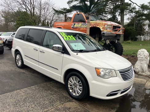 Used 2012 Chrysler Town & Country Touring-L w/ Premium Group image 2