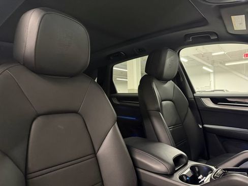 Certified 2025 Porsche Cayenne E-Hybrid w/ Premium Package Plus AWD/4WD image 32