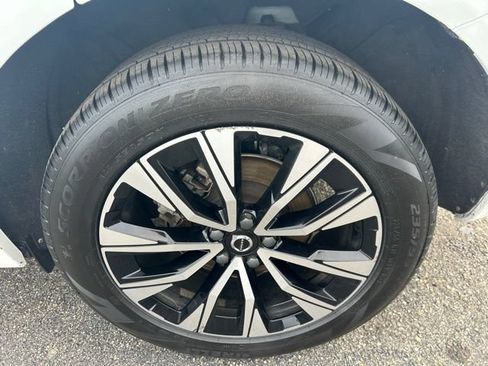 Used 2023 Volvo XC60 B5 Plus AWD/4WD image 6
