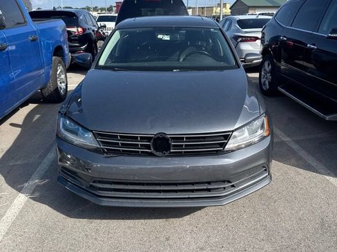Used 2018 Volkswagen Jetta SE FWD image 2