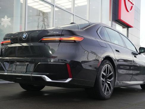 Used 2024 BMW 740i image 3