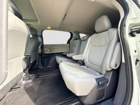Used 2022 Toyota Sienna XLE image 26