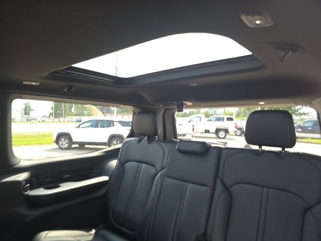 Used 2025 Jeep Grand Wagoneer 4WD image 19