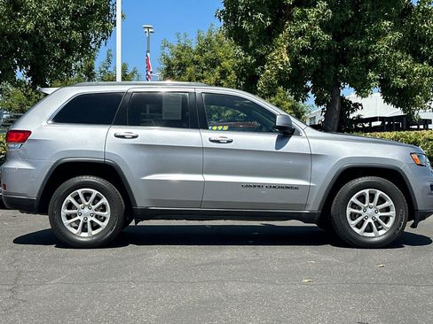 Used 2021 Jeep Grand Cherokee Laredo RWD image 3