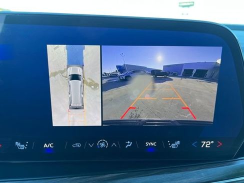 Used 2025 Chevrolet Suburban Z71 image 28