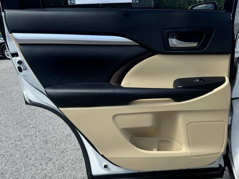 Used 2019 Toyota Highlander XLE AWD/4WD image 16