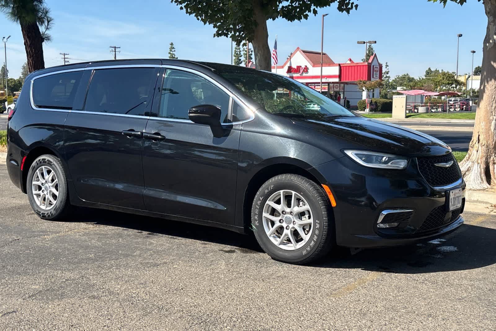Used 2023 Chrysler Pacifica Touring-L FWD image 10