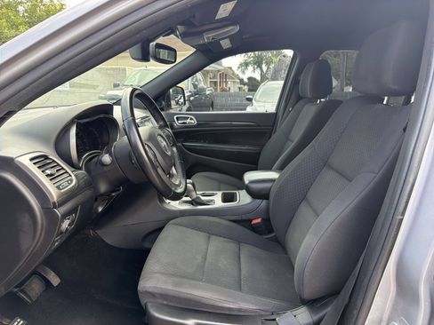 Used 2019 Jeep Grand Cherokee Laredo w/ Security & Convenience Group AWD/4WD image 11