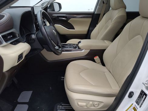 Used 2020 Toyota Highlander Limited image 17