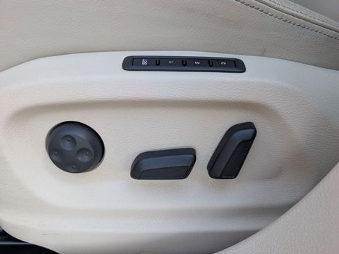 Used 2017 Volkswagen Tiguan SEL image 16