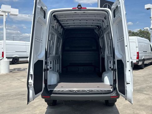 Used 2025 Mercedes-Benz Sprinter 2500 image 9